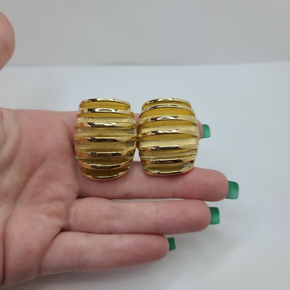 Givenchy Gold Vintage Striped Horizontal Bar Clip Earrings 80's - Picture 2 of 4